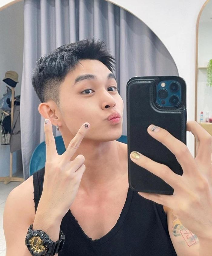 Anh còn không ngại tạo dáng chu mỏ đáng yêu. Dưới hình ảnh nhiều người bình luận hài hước trêu chọc nam ca sĩ: "Anh đang sống thật với giới tính của mình chăng?"