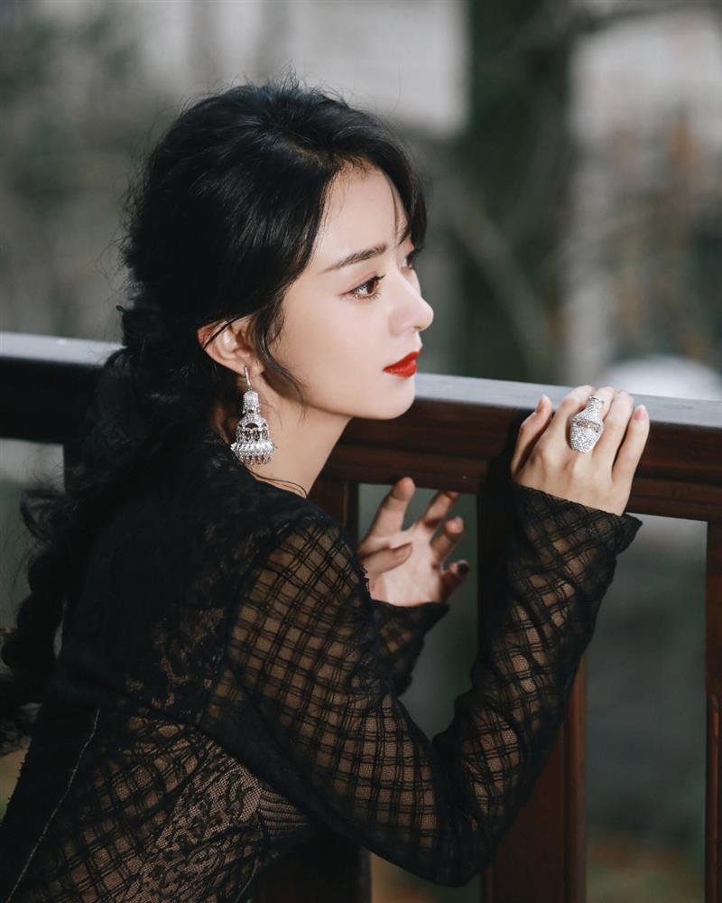 Từng bị chê phèn, giờ Triệu Lệ Dĩnh có gu thời trang cực ấn tượng-2