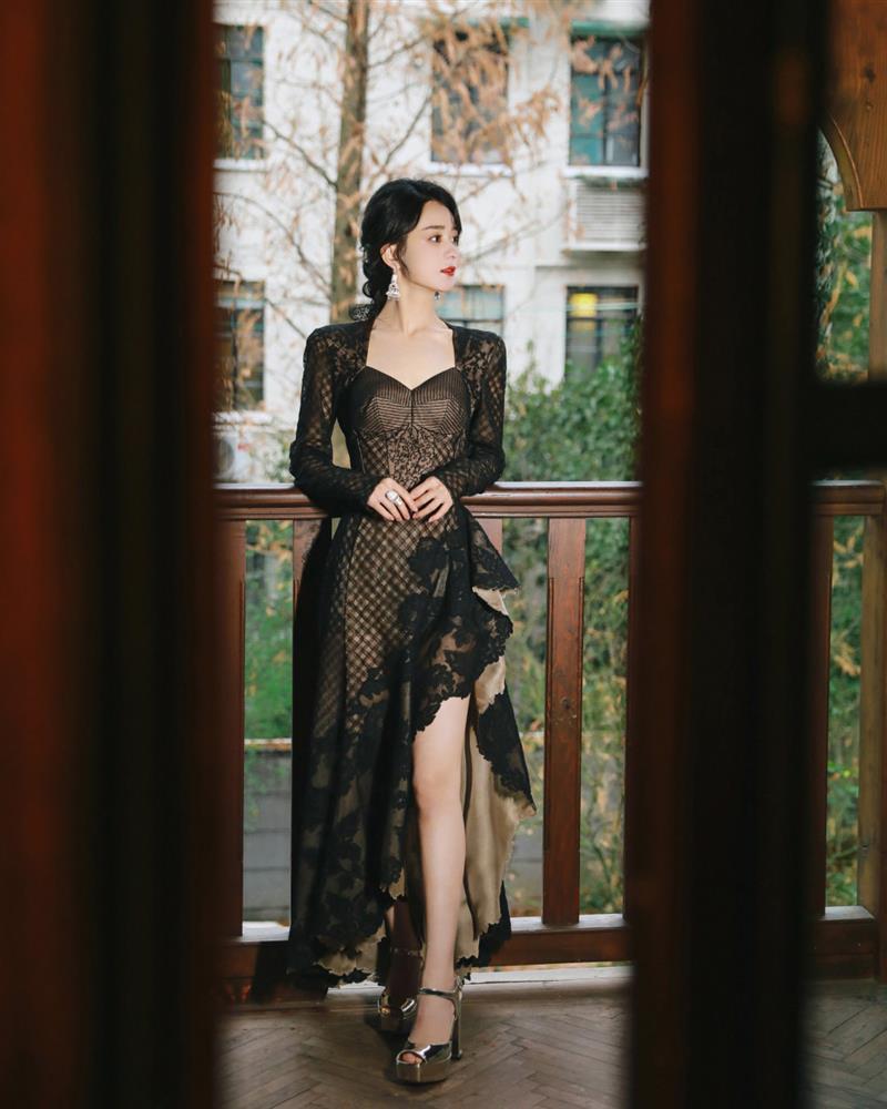 Từng bị chê phèn, giờ Triệu Lệ Dĩnh có gu thời trang cực ấn tượng-5