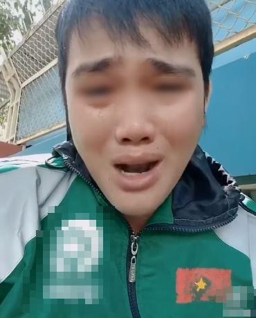 Tài xế xe ôm livestream khóc nức nở tố cáo khách thích cao su giờ-1