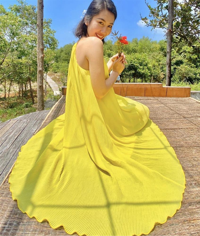 Hiền Hồ - Khánh Linh đụng hàng váy maxi khoe trọn lưng trần mướt mắt-8