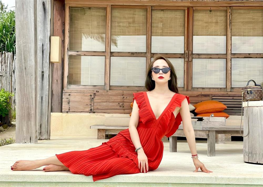 Hiền Hồ - Khánh Linh đụng hàng váy maxi khoe trọn lưng trần mướt mắt-13