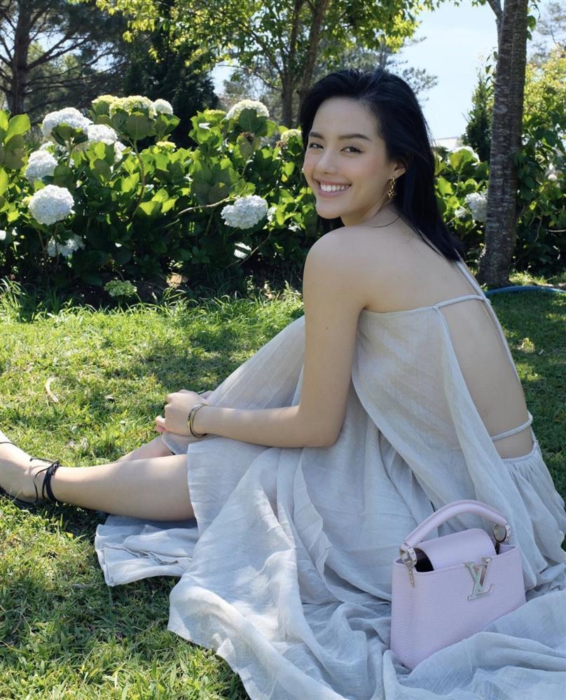 Hiền Hồ - Khánh Linh đụng hàng váy maxi khoe trọn lưng trần mướt mắt-6