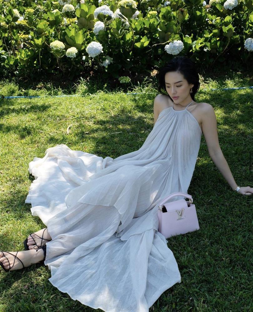 Hiền Hồ - Khánh Linh đụng hàng váy maxi khoe trọn lưng trần mướt mắt-4