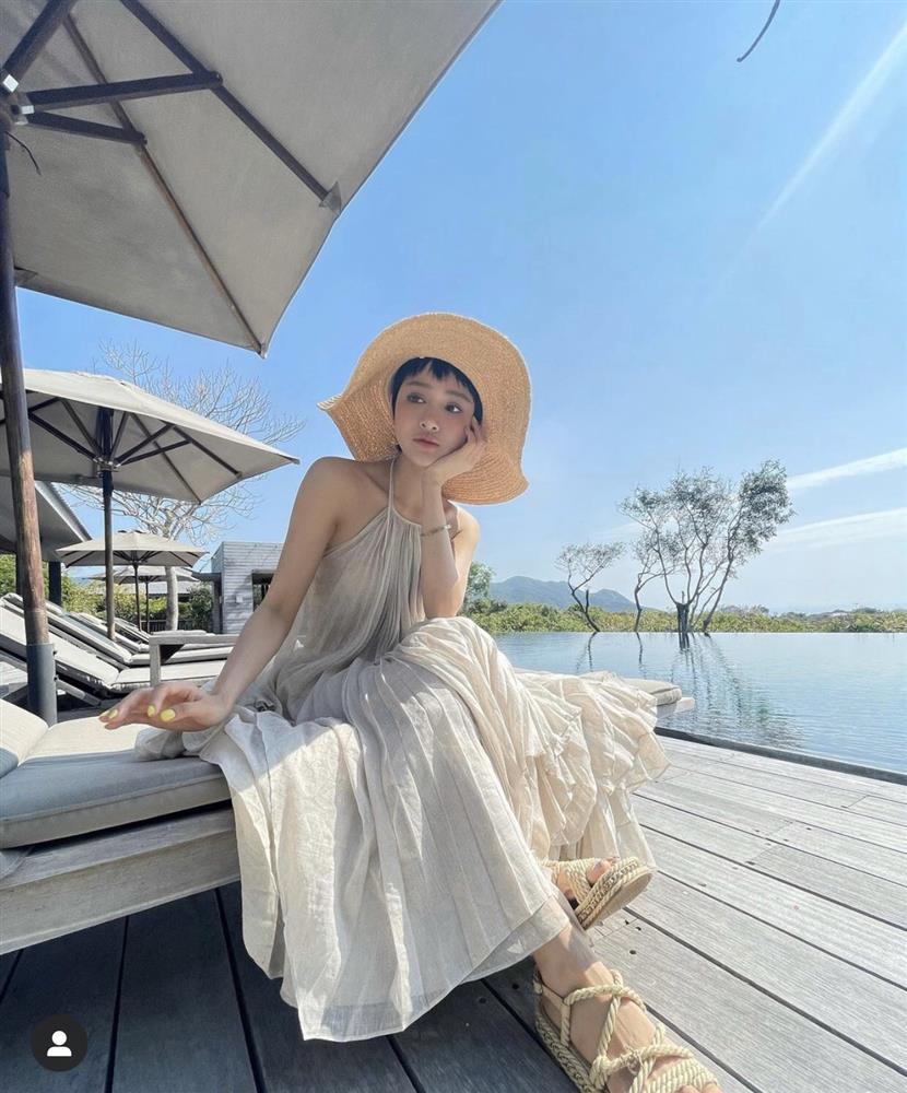 Hiền Hồ - Khánh Linh đụng hàng váy maxi khoe trọn lưng trần mướt mắt-3