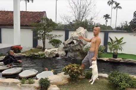 Đầu tư bể cá Koi hơn nửa tỷ, anh em Tam Mao thật sự giàu cỡ nào?-2