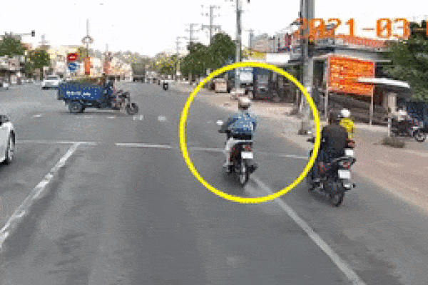 Clip: Vượt đèn đỏ, cô gái húc lật xe ba gác rồi đổ xuống