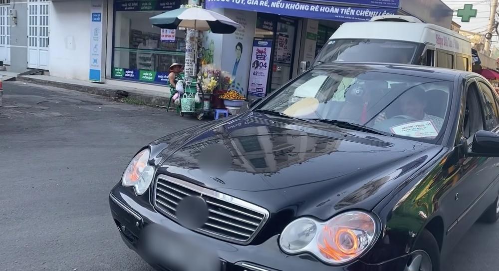 Thương Tín tự lái xe hơi về quê-2