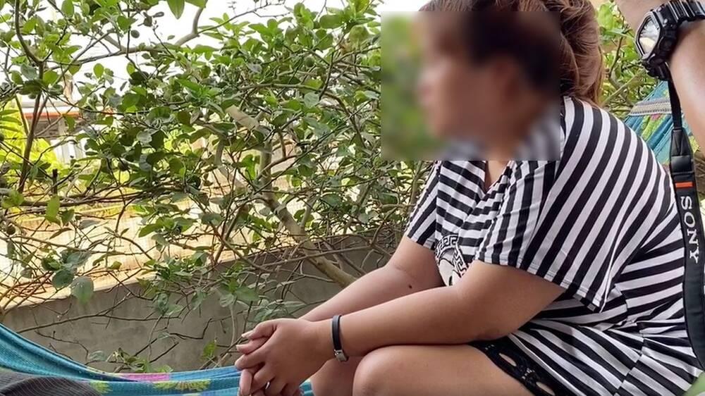 Gọi điện cho chồng không được, người phụ nữ bạo hành con gái trút giận-2