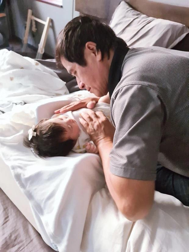 Đông Nhi lần đầu khoe ảnh ông ngoại chăm cô con gái nhỏ Winnie-1