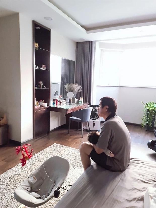 Đông Nhi lần đầu khoe ảnh ông ngoại chăm cô con gái nhỏ Winnie-2