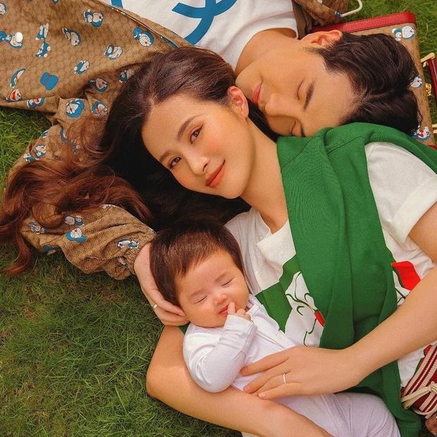 Đông Nhi lần đầu khoe ảnh ông ngoại chăm cô con gái nhỏ Winnie-5