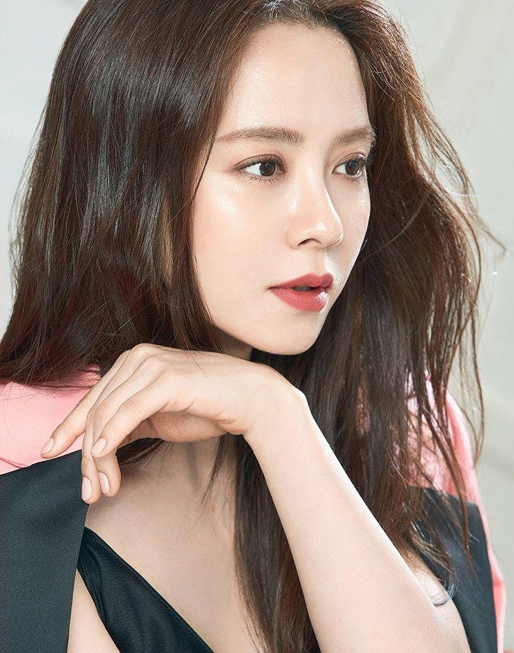 Song Ji Hyo Looks Stunning With Her Short Hair At The