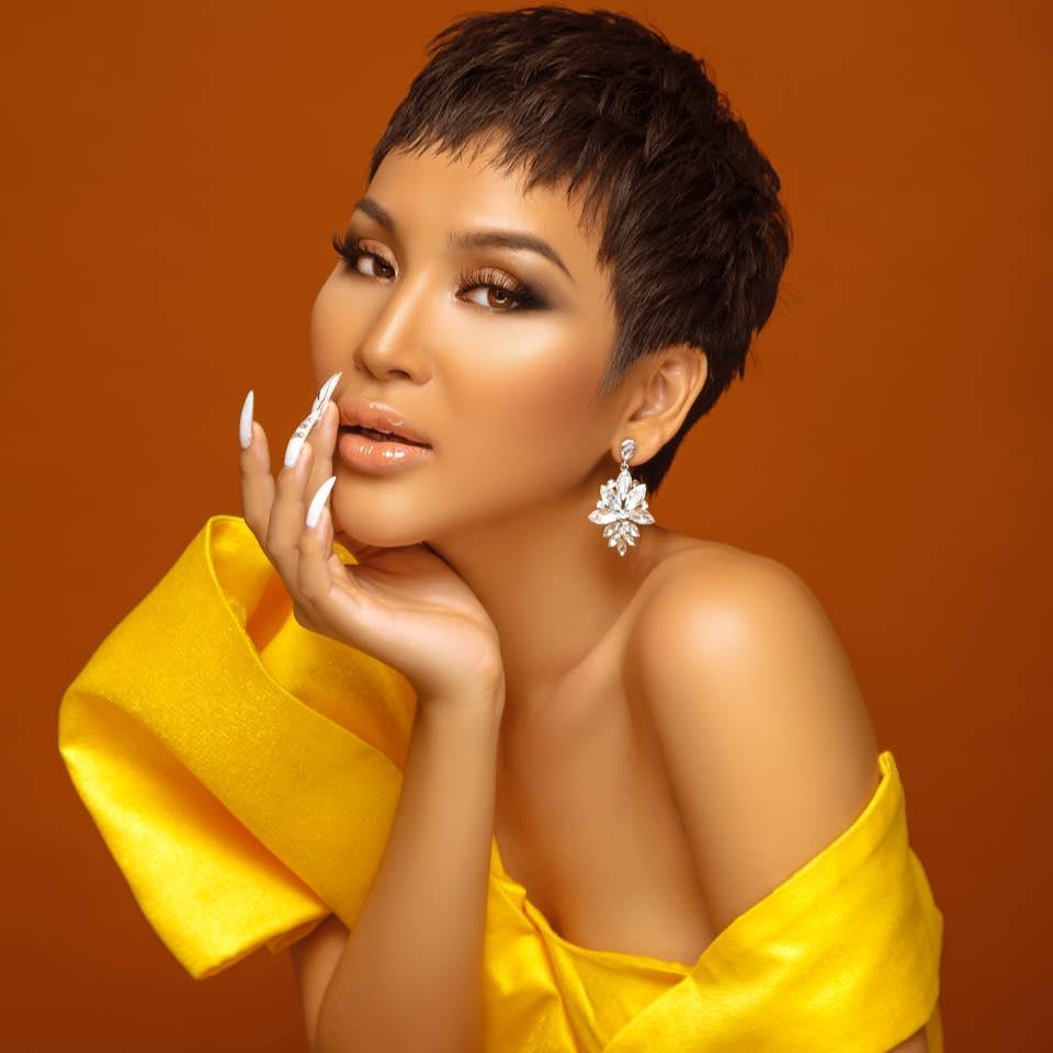 Ảnh đại gia Minh Nhựa gần gũi mỹ nhân chuyển giới trong bar-4