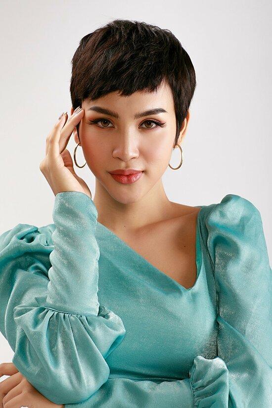 Ảnh đại gia Minh Nhựa gần gũi mỹ nhân chuyển giới trong bar-2