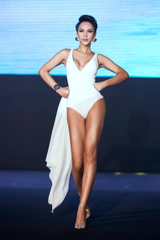 Ảnh đại gia Minh Nhựa gần gũi mỹ nhân chuyển giới trong bar-7