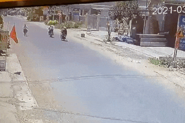 Ngã văng xuống đường, thanh niên lồm cồm bò dậy không thấy xe đâu...-1