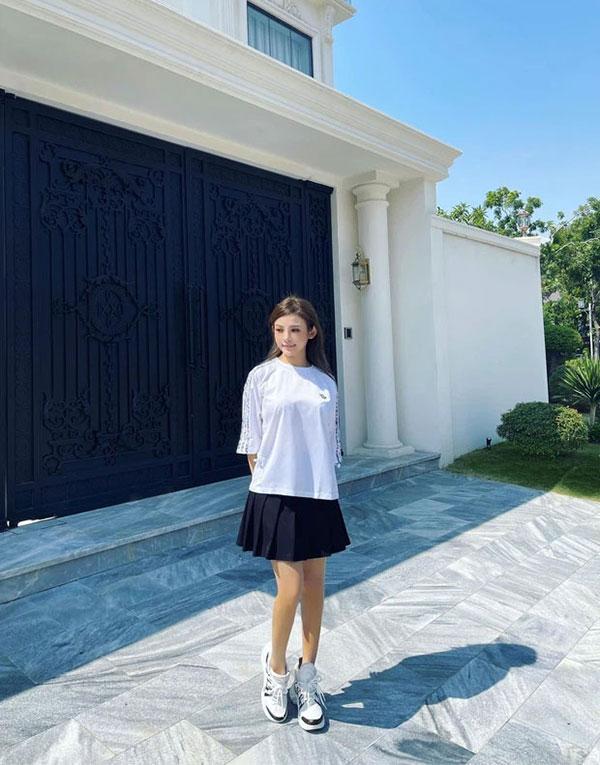 Huyền Baby khoe nhà 80 tỷ to như tòa lâu đài-1