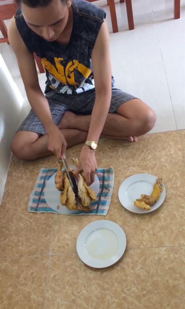 Nghe vợ nhắc nhở chặt gà mạnh mẽ lên nào, chồng làm theo và cái kết đắng-1