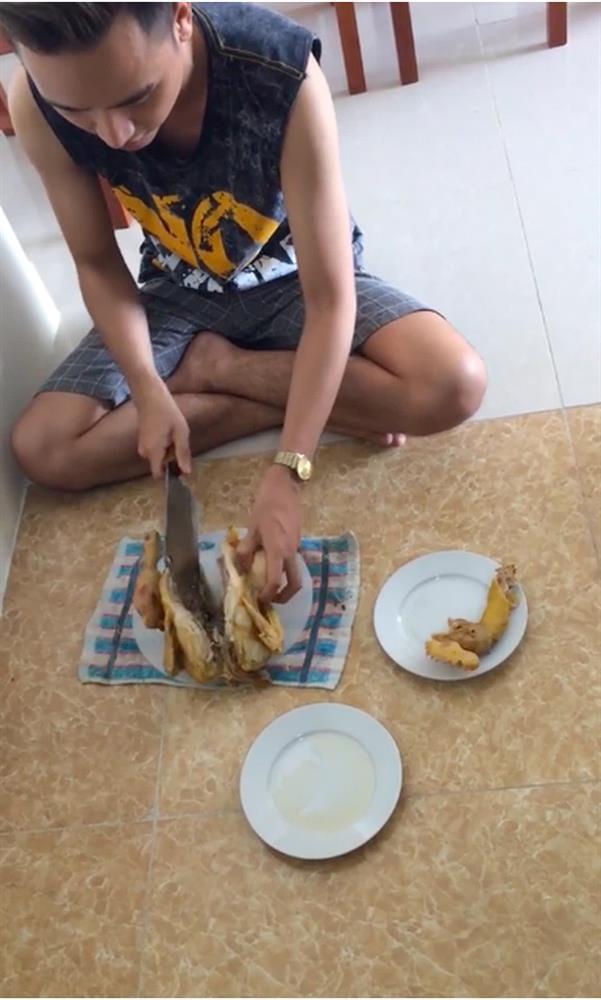 Nghe vợ nhắc nhở chặt gà mạnh mẽ lên nào, chồng làm theo và cái kết đắng-2