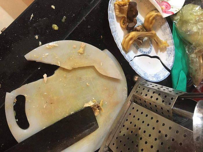 Nghe vợ nhắc nhở chặt gà mạnh mẽ lên nào, chồng làm theo và cái kết đắng-4