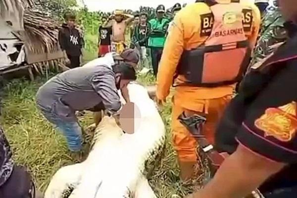 Hà Nội: Trẻ tự kỷ nuốt tai nghe không dây khi dùng điện thoại-4