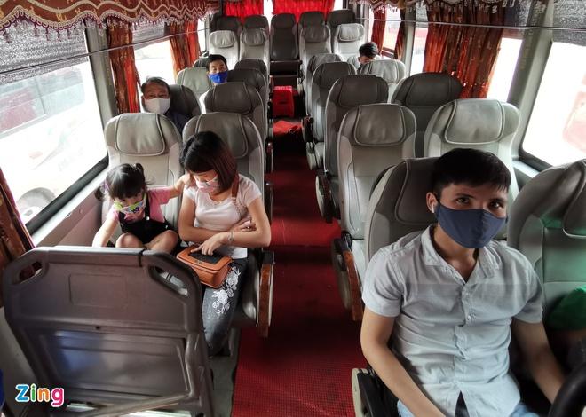 Hà Nội dừng giãn cách hành khách trên xe buýt từ 8/3-1