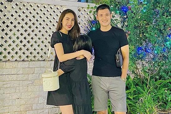 Con gái Thủy Tiên cao lớn ngỡ ngàng, gương mặt được hé lộ