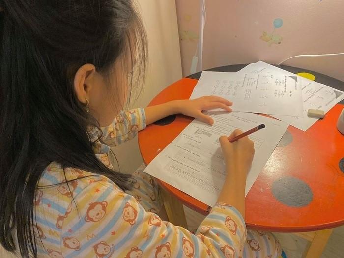 Con gái Thủy Tiên cao lớn ngỡ ngàng, gương mặt được hé lộ-6