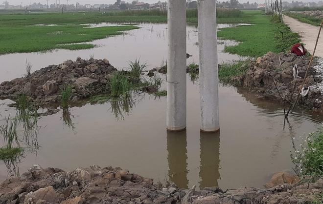 Hai anh em tử vong ở hố chôn cột điện-1