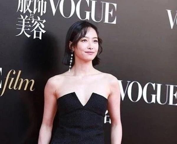 Nguyên nhân khiến Quan Hiểu Đồng, Dương Tử, Tống Tiến bị gọi là thảm họa trên thảm đỏ-10