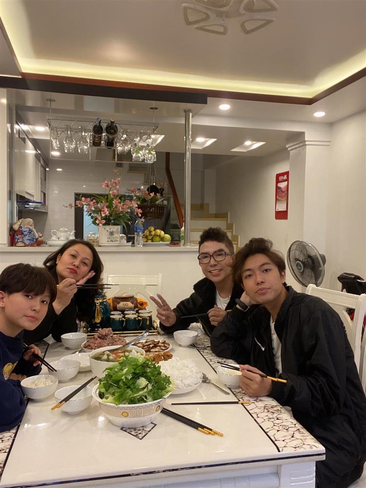 Long Nhật khoe bữa cơm gia đình, ngoại hình vợ con gây chú ý-4
