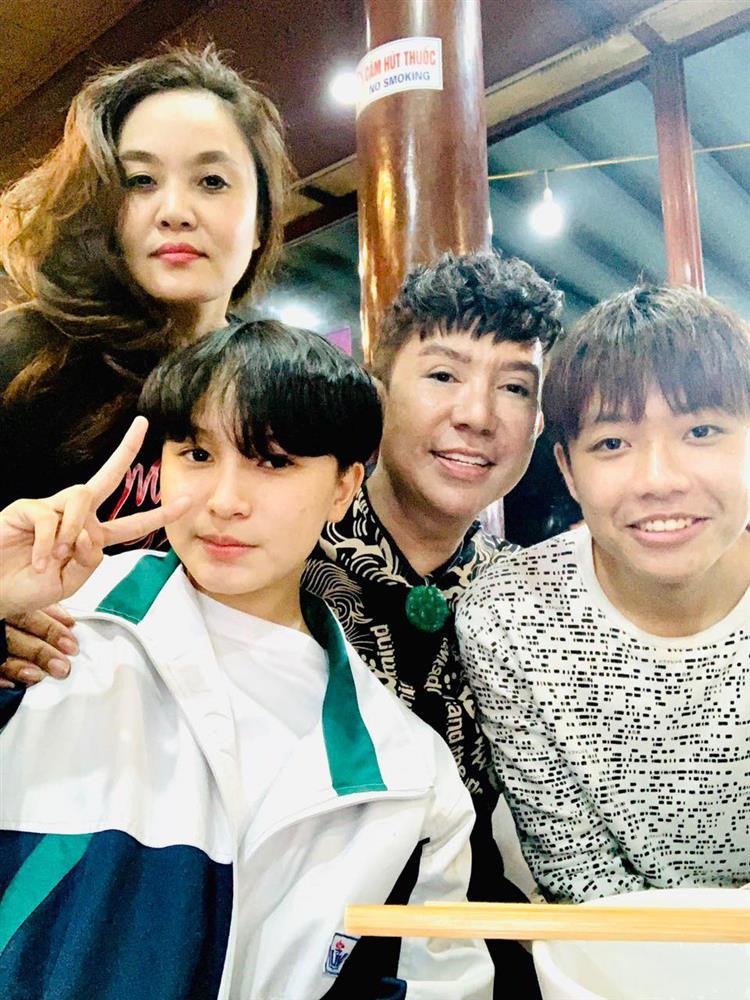 Long Nhật khoe bữa cơm gia đình, ngoại hình vợ con gây chú ý-8