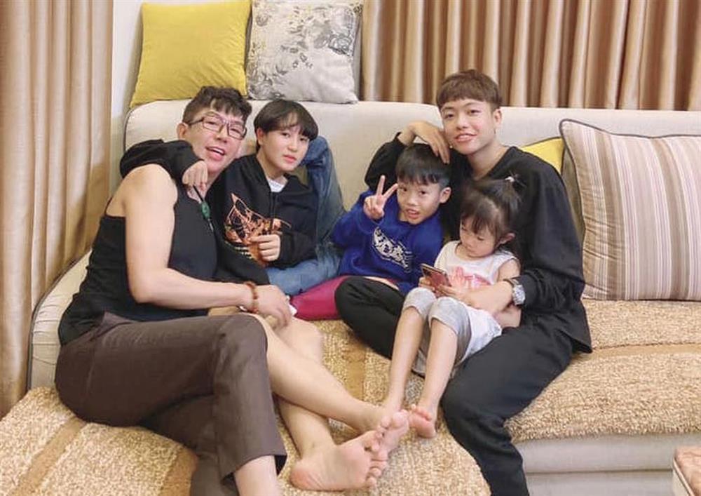 Long Nhật khoe bữa cơm gia đình, ngoại hình vợ con gây chú ý-7