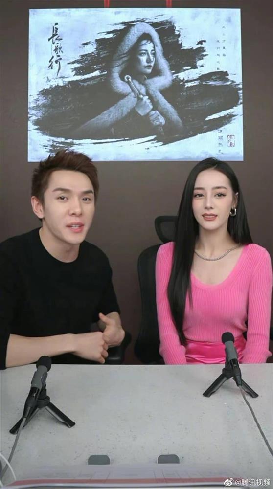 Địch Lệ Nhiệt Ba lộ mặt cứng đơ như tượng sáp trên sóng livestream-2