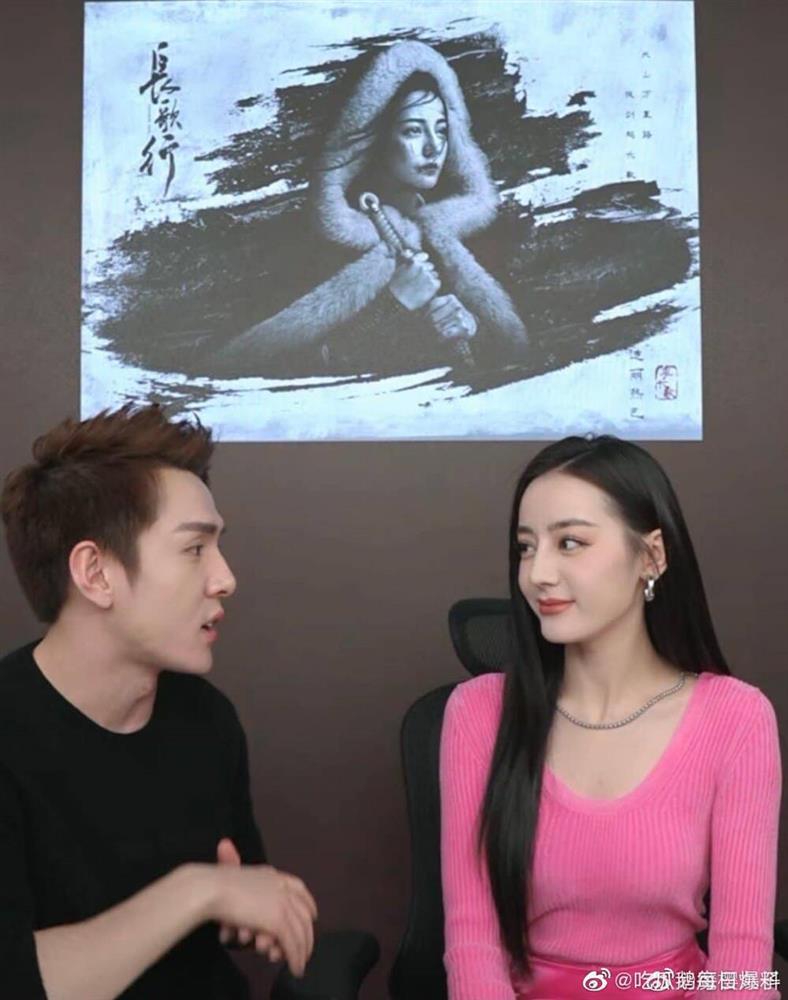 Địch Lệ Nhiệt Ba lộ mặt cứng đơ như tượng sáp trên sóng livestream-3