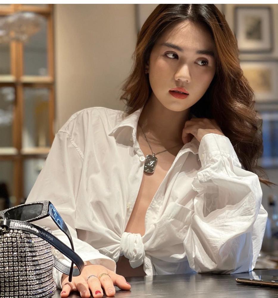 Diện đồ đôi cùng Vũ Khắc Tiệp, Ngọc Trinh bị soi vòng 1 lép kẹp-7