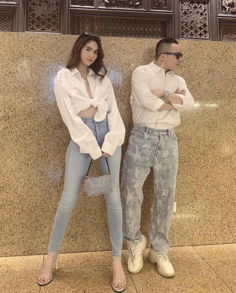 Diện đồ đôi cùng Vũ Khắc Tiệp, Ngọc Trinh bị soi vòng 1 lép kẹp-2