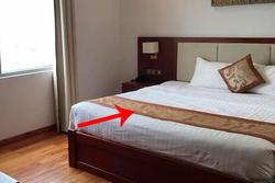 Dân mạng 'té ngửa' vì dùng sai mục đích tấm khăn trải cuối giường trong các khách sạn