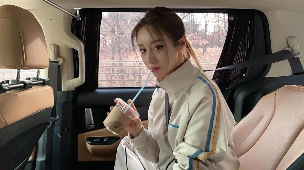 Style sao Hàn tuần qua: Jisoo tích cực diện đồ Dior, Han Ye Seul chiếm spotlight với eo siêu nhỏ-6