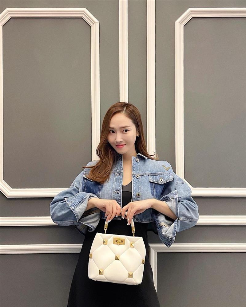 Style sao Hàn tuần qua: Jisoo tích cực diện đồ Dior, Han Ye Seul chiếm spotlight với eo siêu nhỏ-10