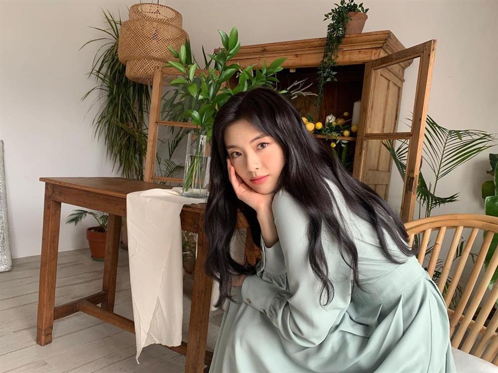 Style sao Hàn tuần qua: Jisoo tích cực diện đồ Dior, Han Ye Seul chiếm spotlight với eo siêu nhỏ-11