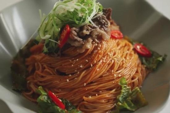 Món mì trộn thịt bò hấp dẫn của người Hàn