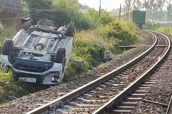 Clip: Gã đàn ông đẩy người đi bộ ngã nhào xuống đường ray tàu hỏa-2