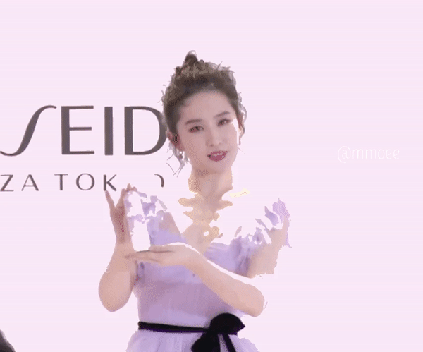 Lưu Diệc Phi khiến cả Weibo bất ngờ với body gầy đến mức lộ xương ức-6