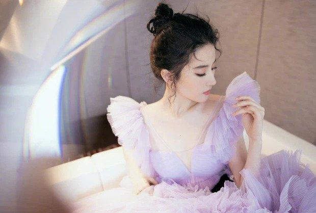 Lưu Diệc Phi khiến cả Weibo bất ngờ với body gầy đến mức lộ xương ức-8