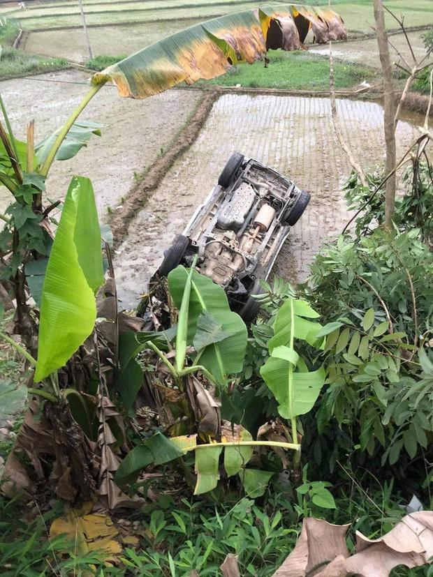 Xe cấp cứu lật ngửa, bệnh nhân đeo bình oxy lổm ngổm bò ra-1