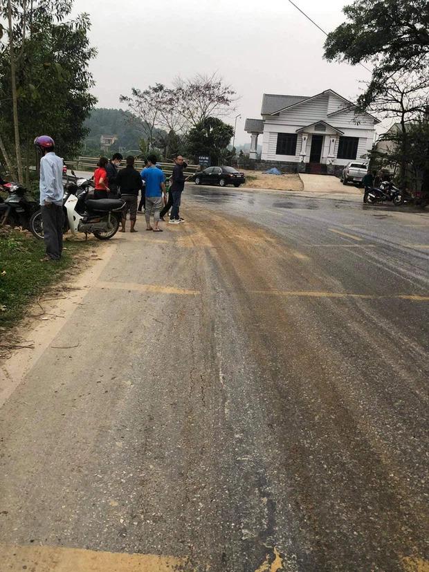 Xe cấp cứu lật ngửa, bệnh nhân đeo bình oxy lổm ngổm bò ra-2