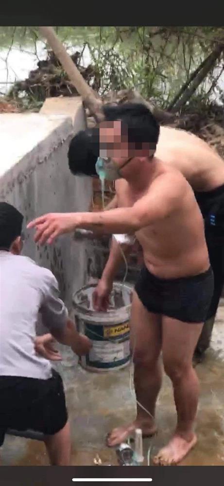 Xe cấp cứu lật ngửa, bệnh nhân đeo bình oxy lổm ngổm bò ra-4