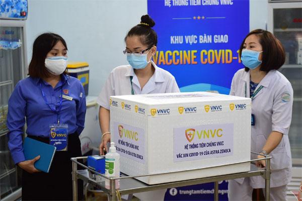 Nữ điều dưỡng tại Hà Nội sốt nhẹ sau khi tiêm vaccine Covid-19-5